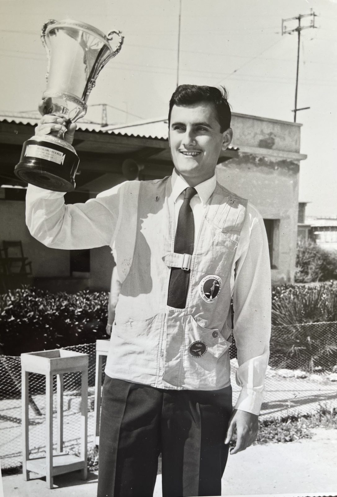 Franco Gattermayer giovane solleva una coppa dopo una vittoria