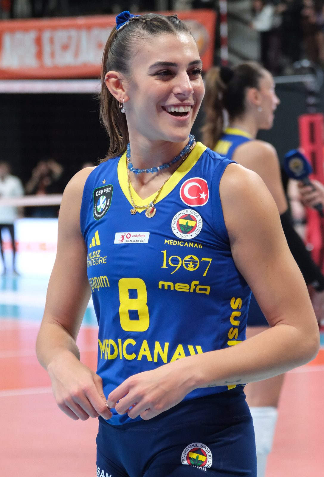 Alessia Orro sorridente con la maglia numero 8 del Fenerbahçe