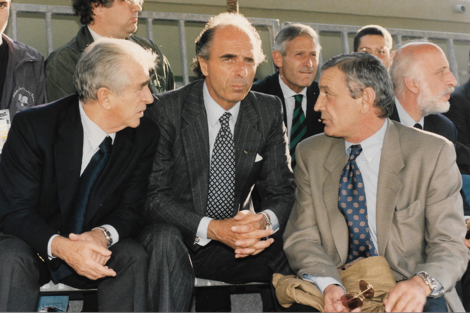 Arrica in tribuna a colloquio con altri dirigenti