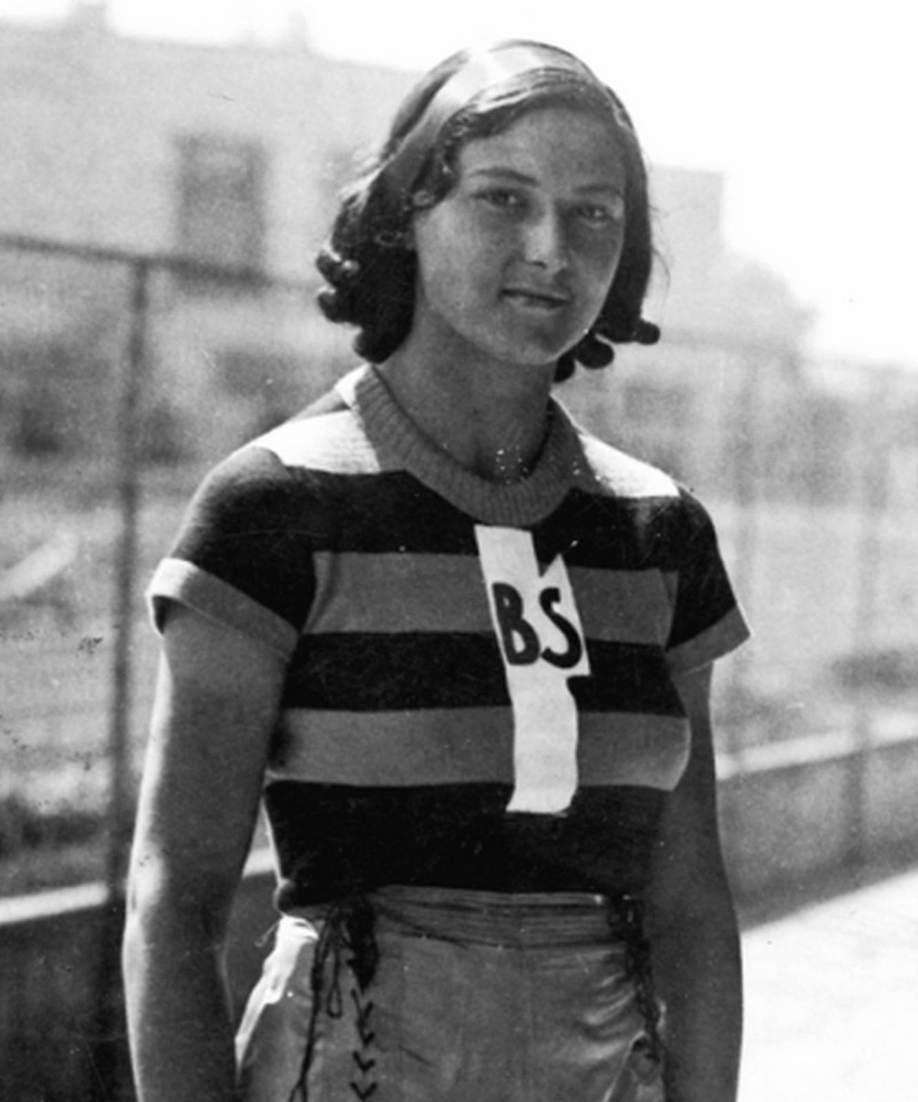 Claudia Testoni con medaglie e tuta azzurra
