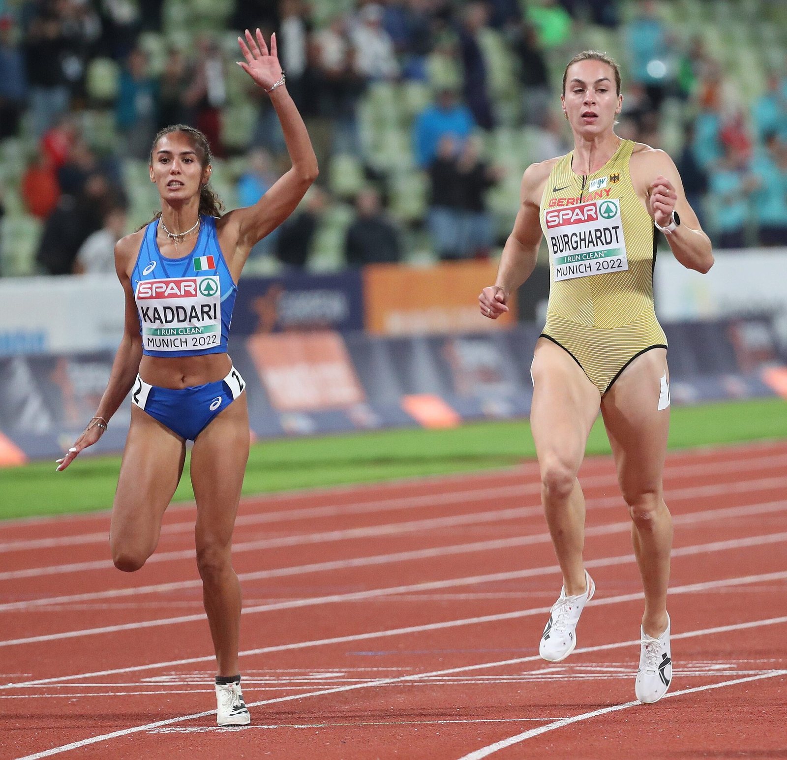 Dalia Kaddari saluta dopo la finale dei 200 metri agli Europei di Monaco 2022