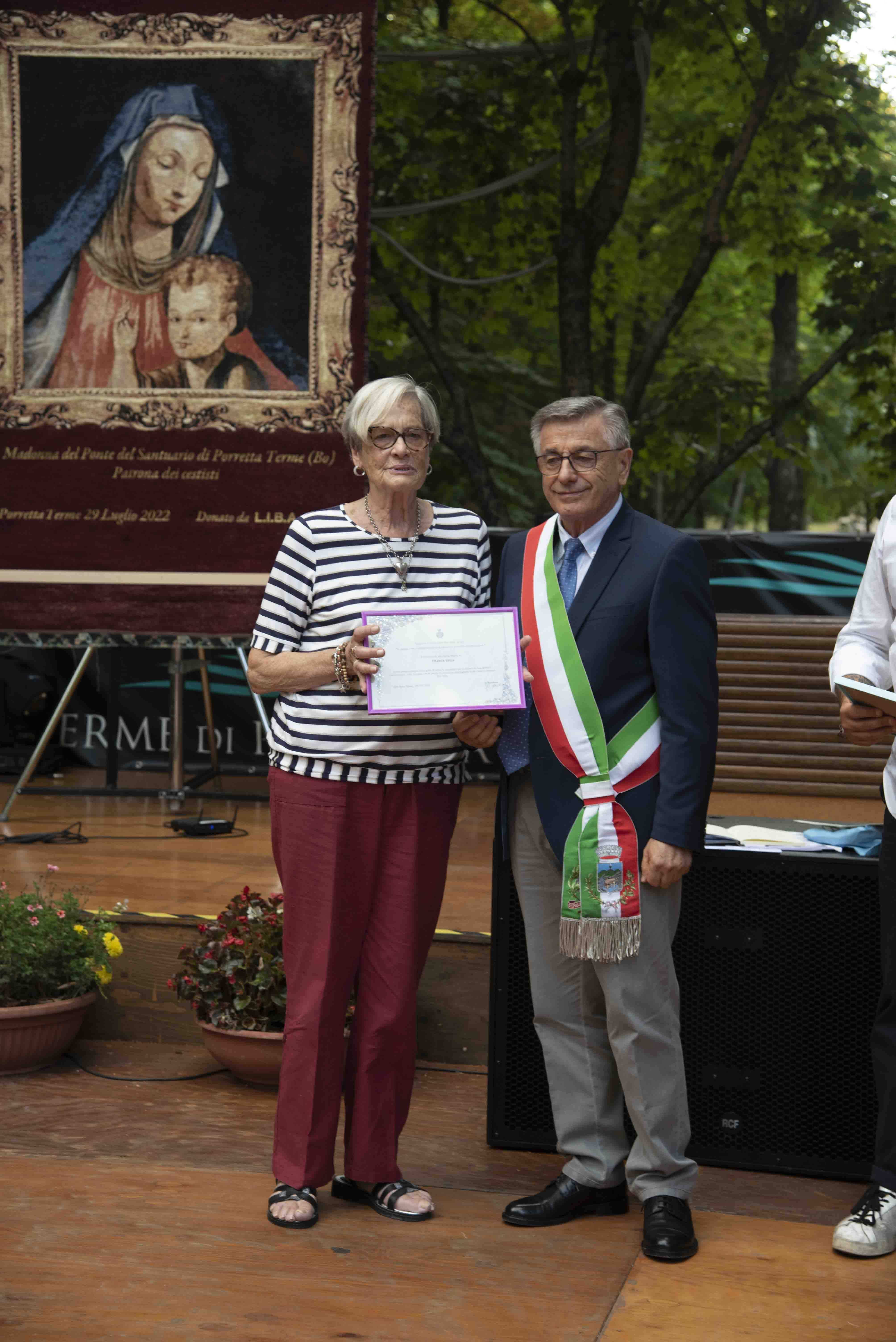 Franca Spila premiata a Porretta Terme davanti all'immagine della Madonna del Ponte, 29 luglio 2022