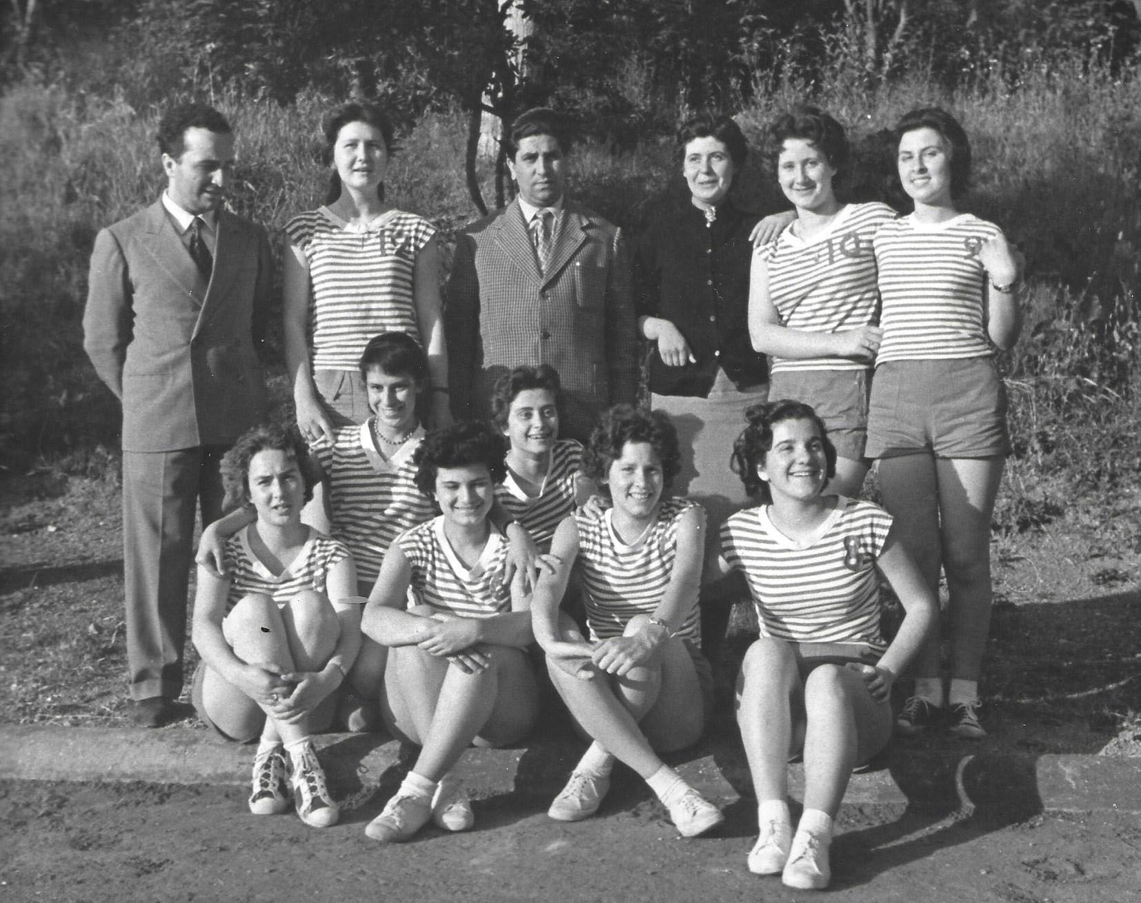Squadra femminile di pallacanestro in posa all'aperto, anni Cinquanta