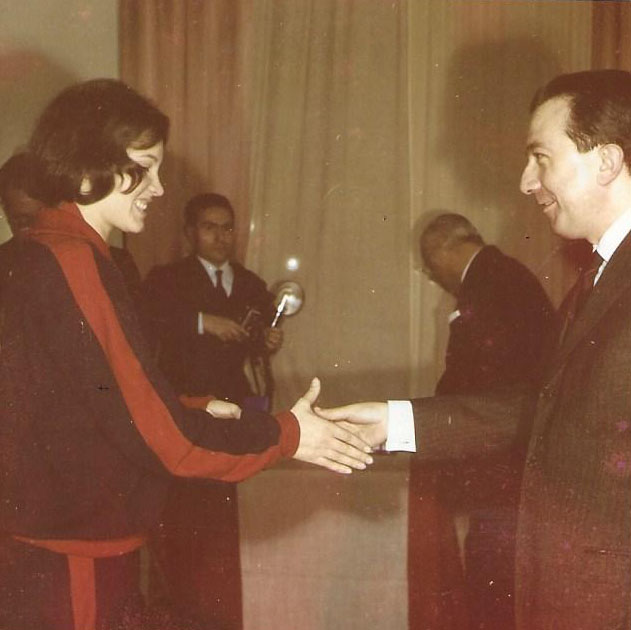 Cerimonia di premiazione, stretta di mano sul palco