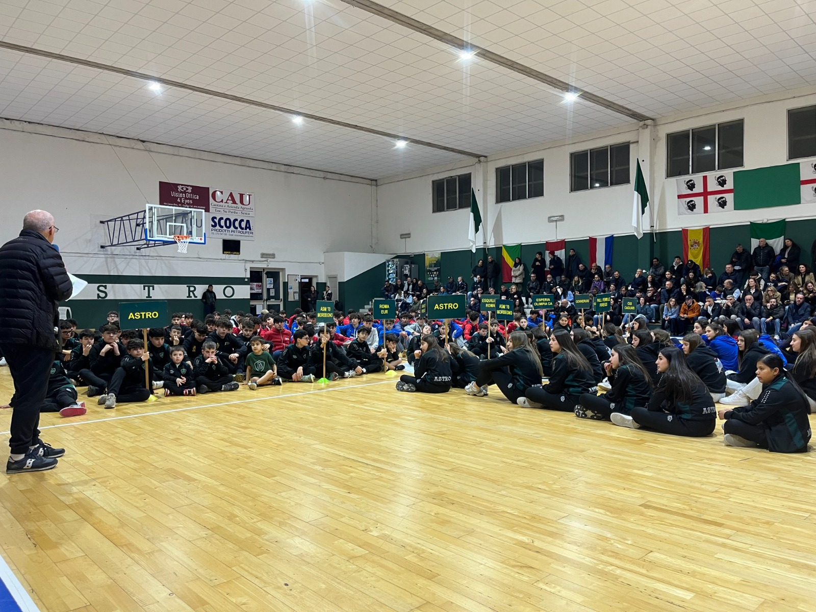 Ermanno Iaci con una squadra giovanile della Scuola Basket o dell'Astro CEP