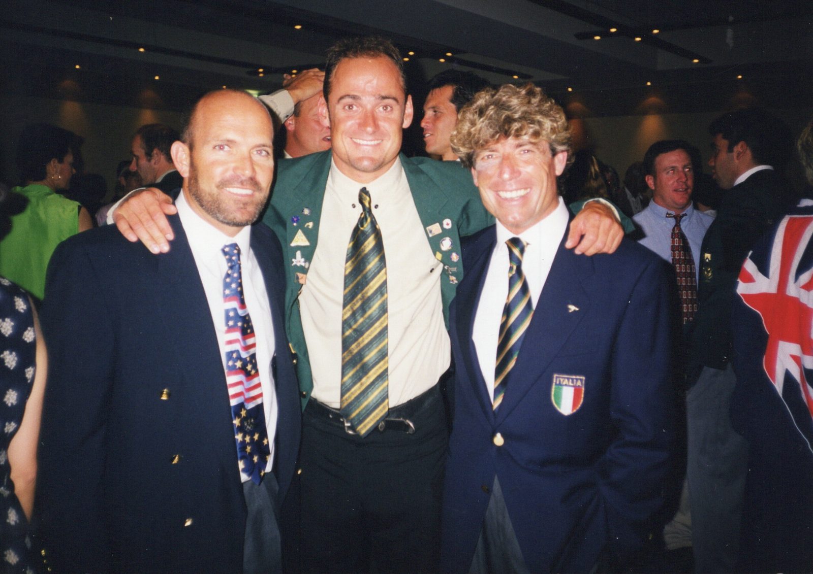 Jeff Onorato in giacca della Nazionale italiana con altri atleti