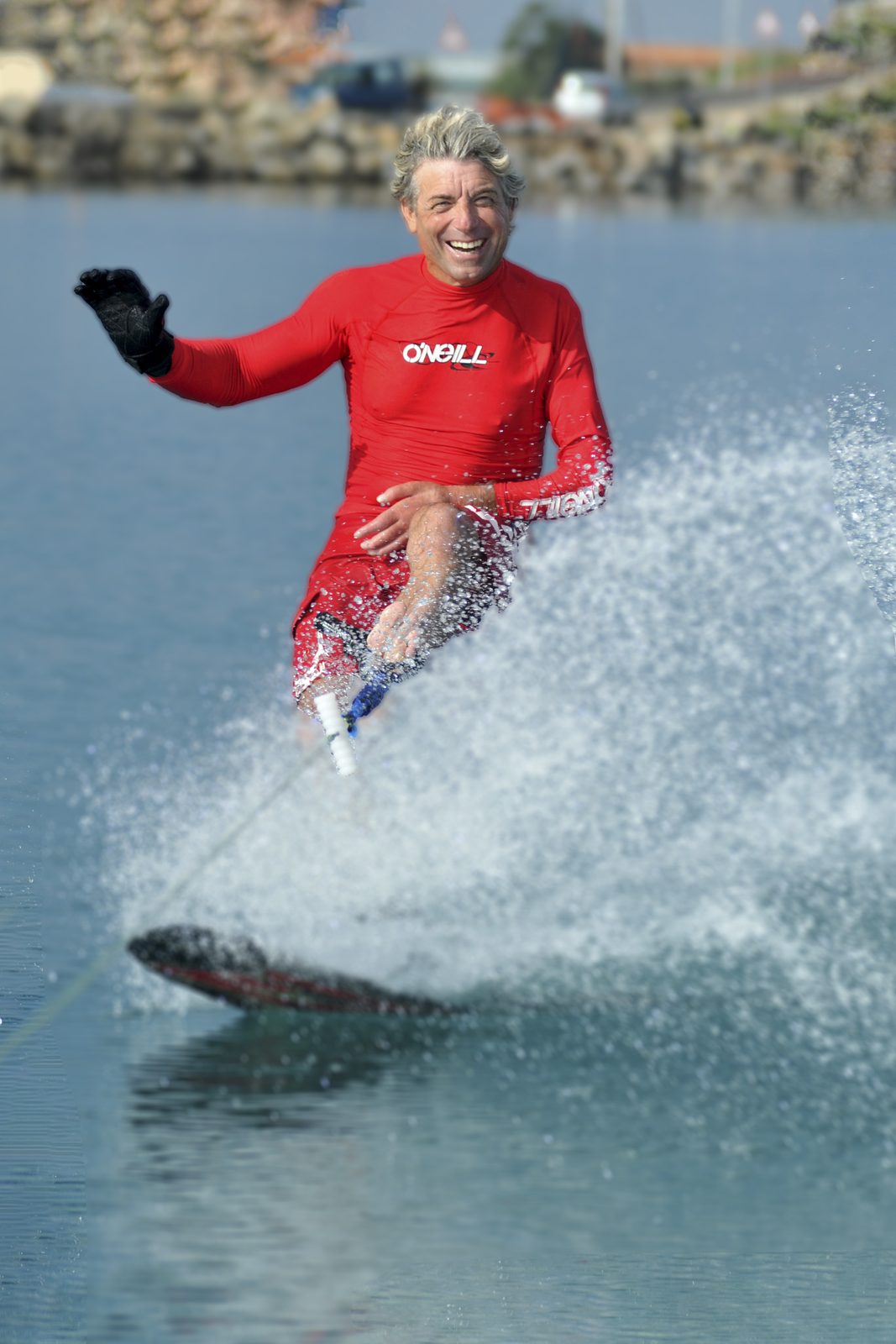 Jeff Onorato sugli sci nautici in muta rossa