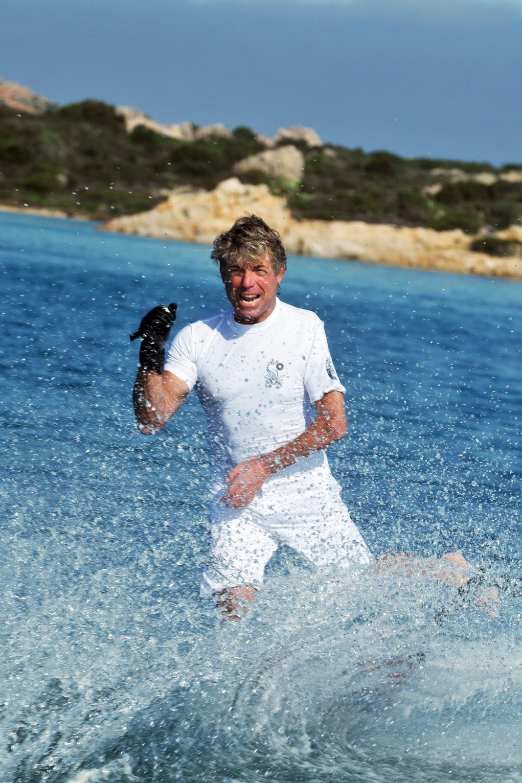 Jeff Onorato sugli sci nel mare di La Maddalena