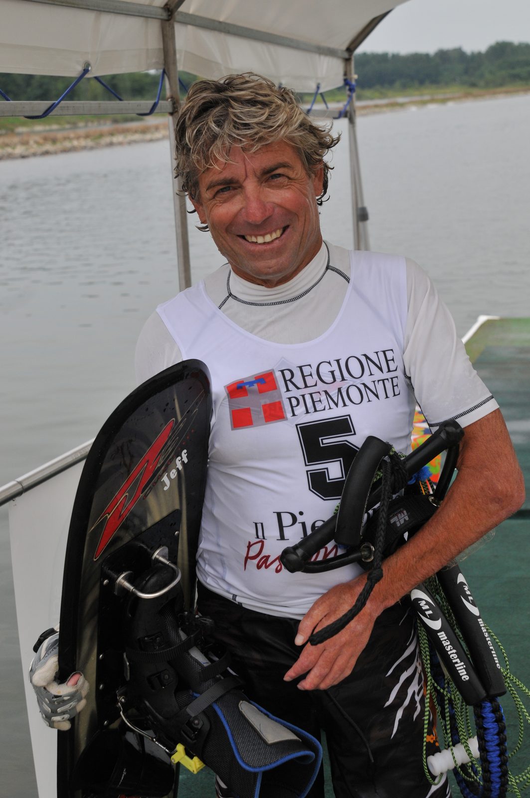 Jeff Onorato sorridente con il suo sci e il pettorale numero 5