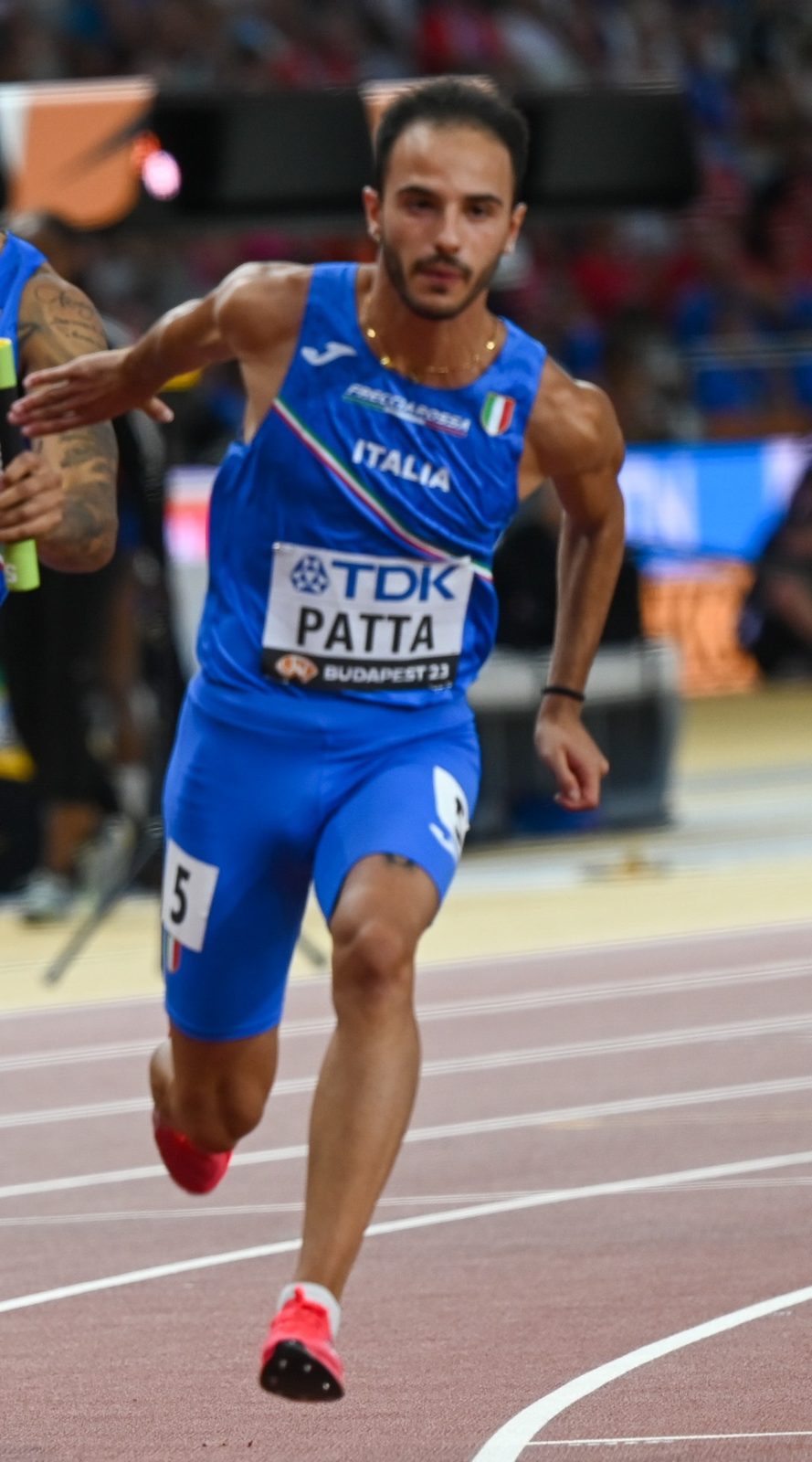 Lorenzo Patta in maglia azzurra durante la staffetta ai Mondiali di Budapest 2023