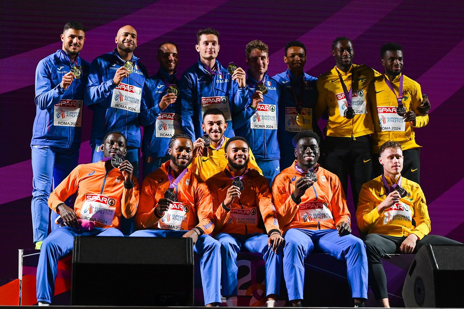 Il podio della staffetta 4x100 maschile agli Europei di Roma 2024