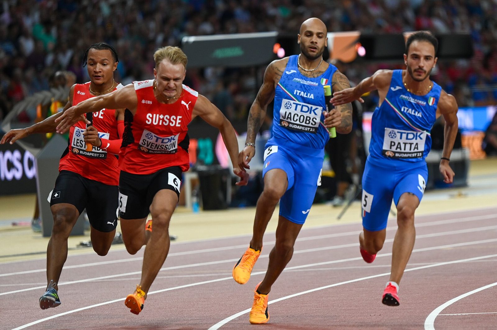 Il cambio tra Marcell Jacobs e Lorenzo Patta ai Mondiali di Budapest 2023