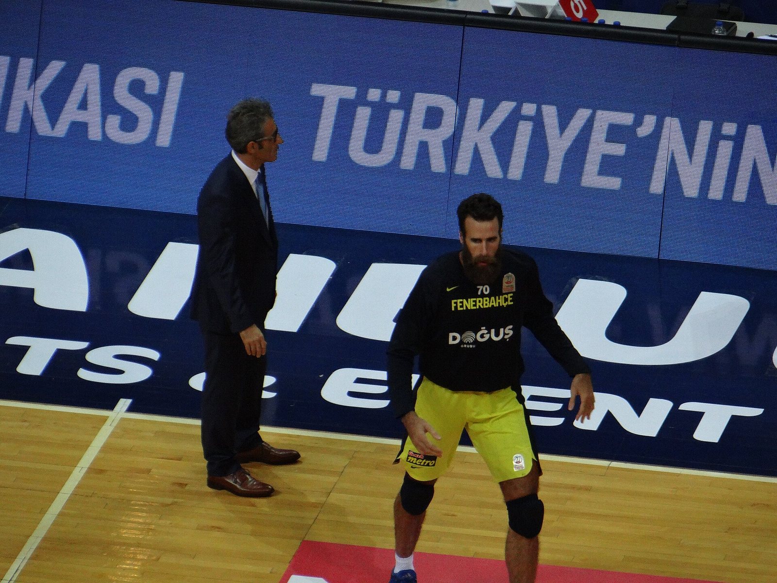 Luigi Datome in riscaldamento con il Fenerbahçe