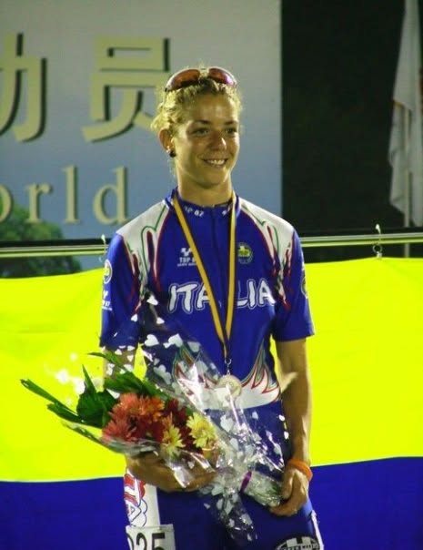 Premiazione con medaglia al collo e mazzo di fiori