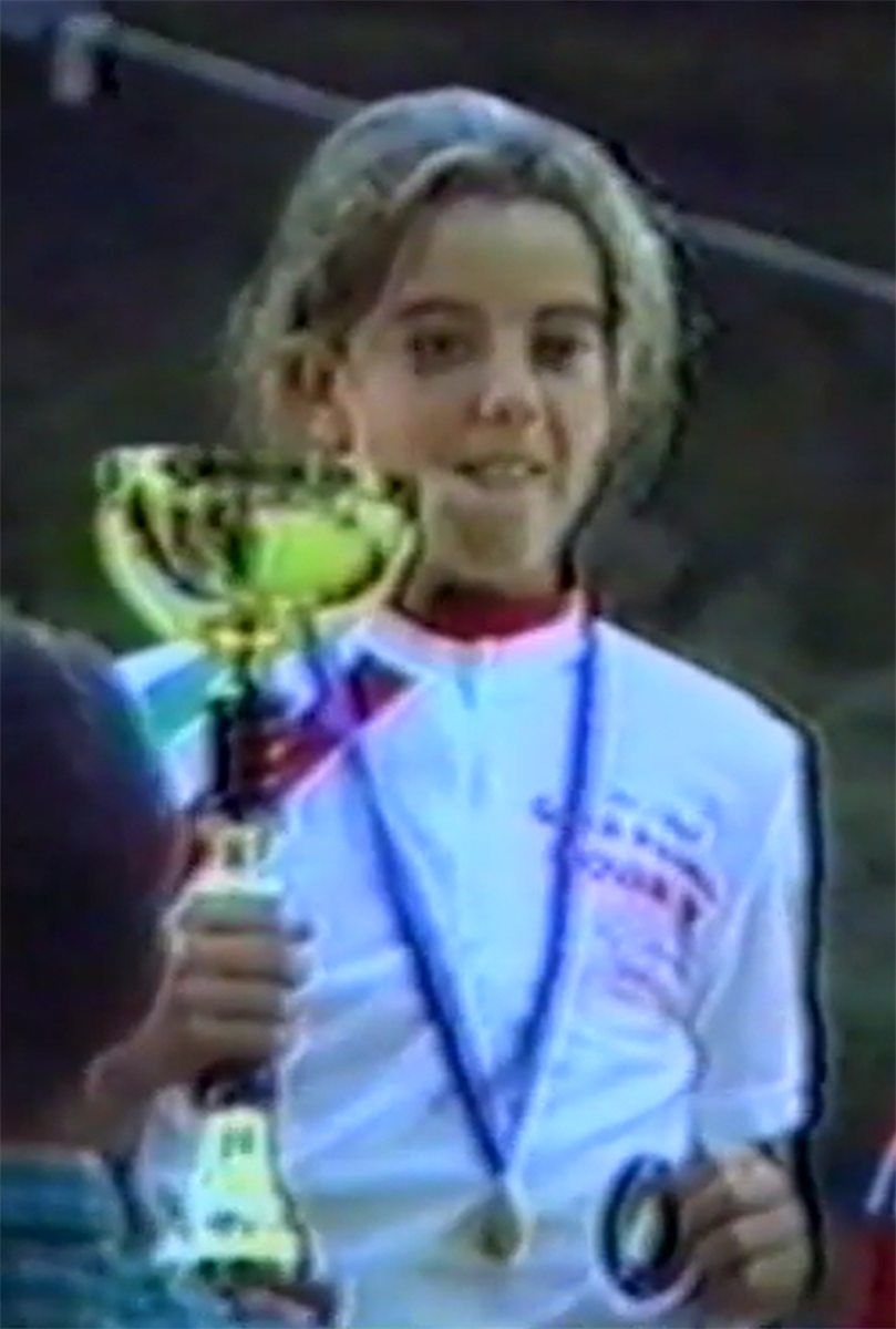 Maria Laura Orr&ugrave; bambina sul podio con coppa e medaglia