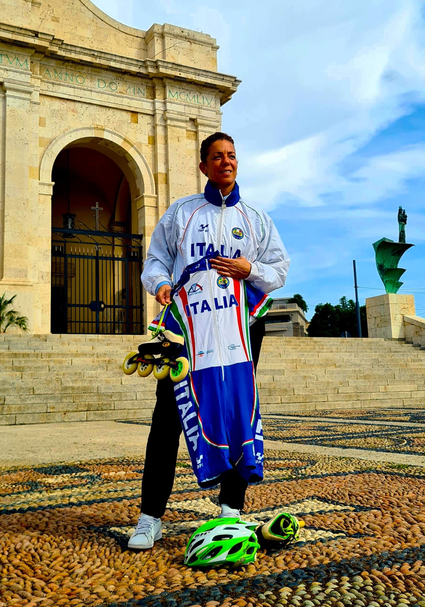 Laura sul sagrato della Basilica di Nostra Signora di Bonaria