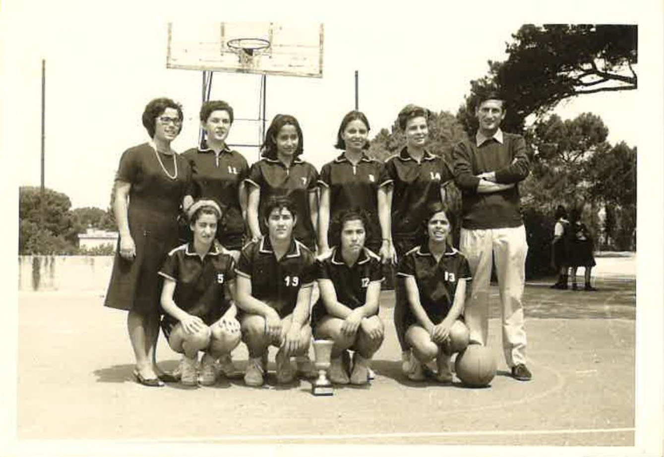 La squadra femminile della Vis Nova allenata da Enzo Molinas