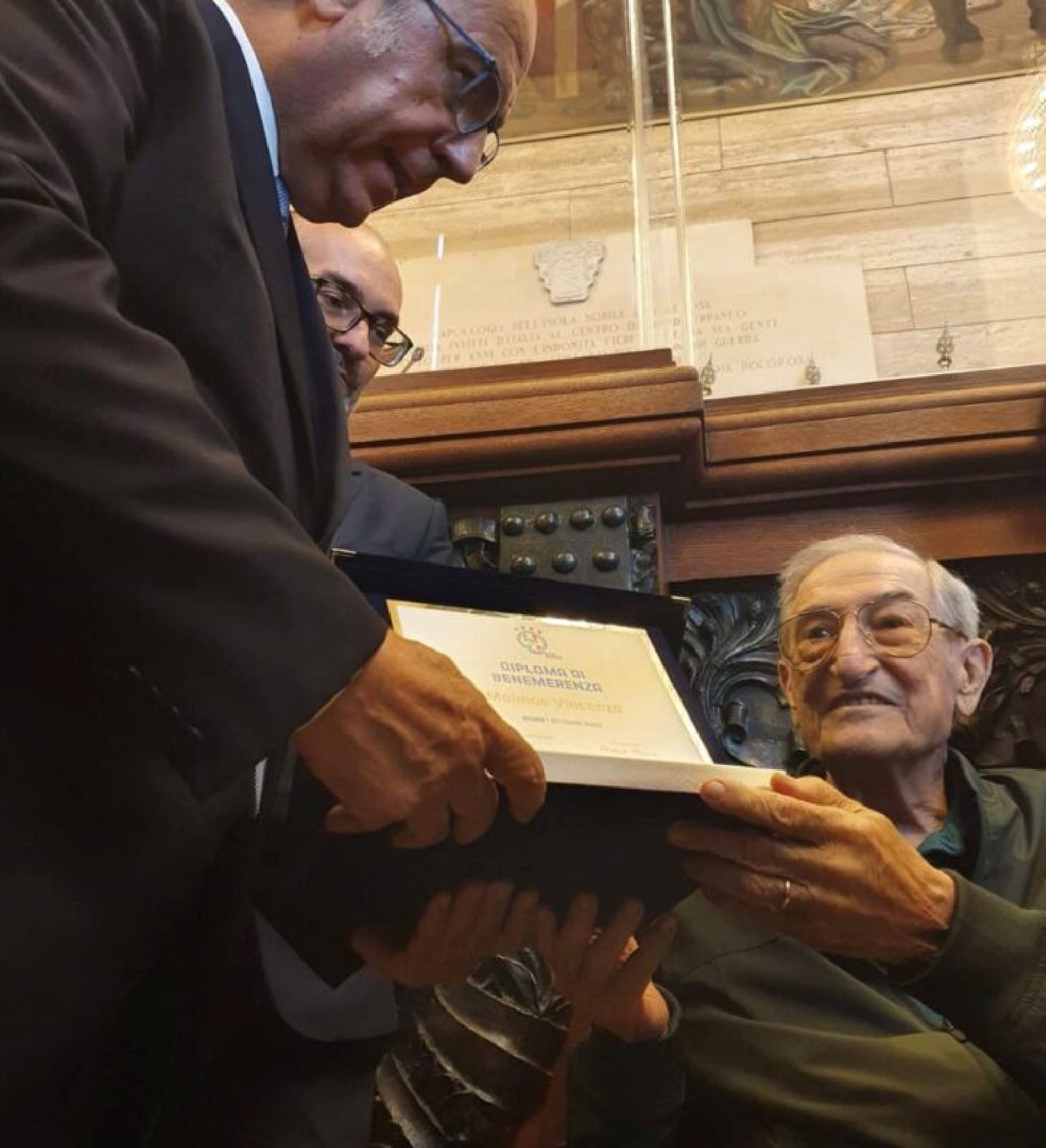 Enzo Molinas riceve il diploma di benemerenza in Sala Consiliare a Cagliari