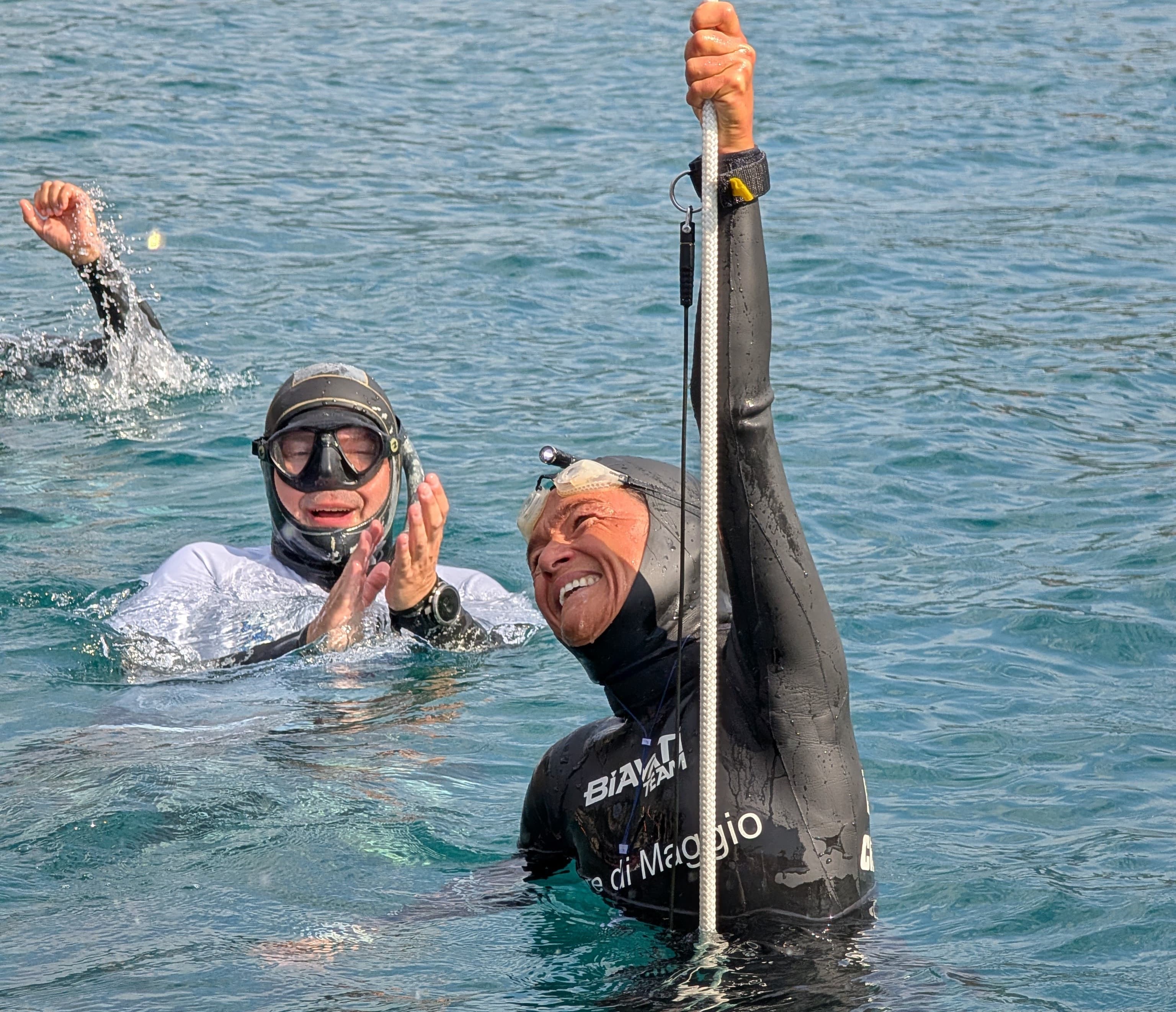 Chiara Obino riemerge aggrappata al cavo al termine di una discesa