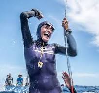 Chiara Obino esulta in acqua subito dopo il termine di una prestazione