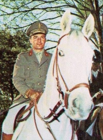 Figurina di Paolo Angioni in divisa da ufficiale, in sella a un cavallo bianco