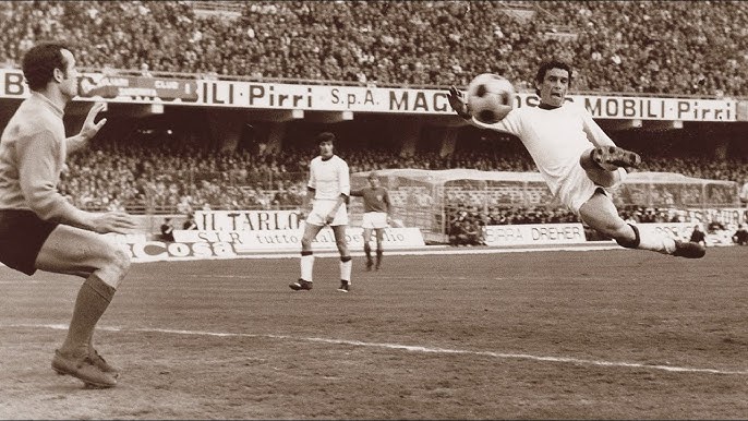 Gigi Riva con la maglia rossoblù del Cagliari