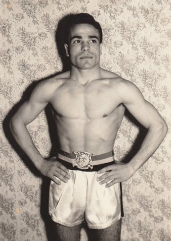 Salvatore Burruni a torso nudo con la cintura di campione