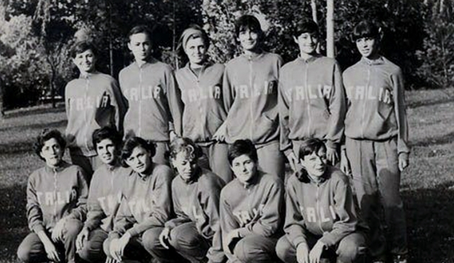 La squadra della Nazionale in posa, dettaglio delle tute ITALIA