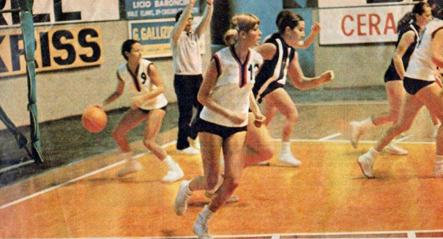 Marisa Sannia in maglia numero 12 durante un'azione di gioco