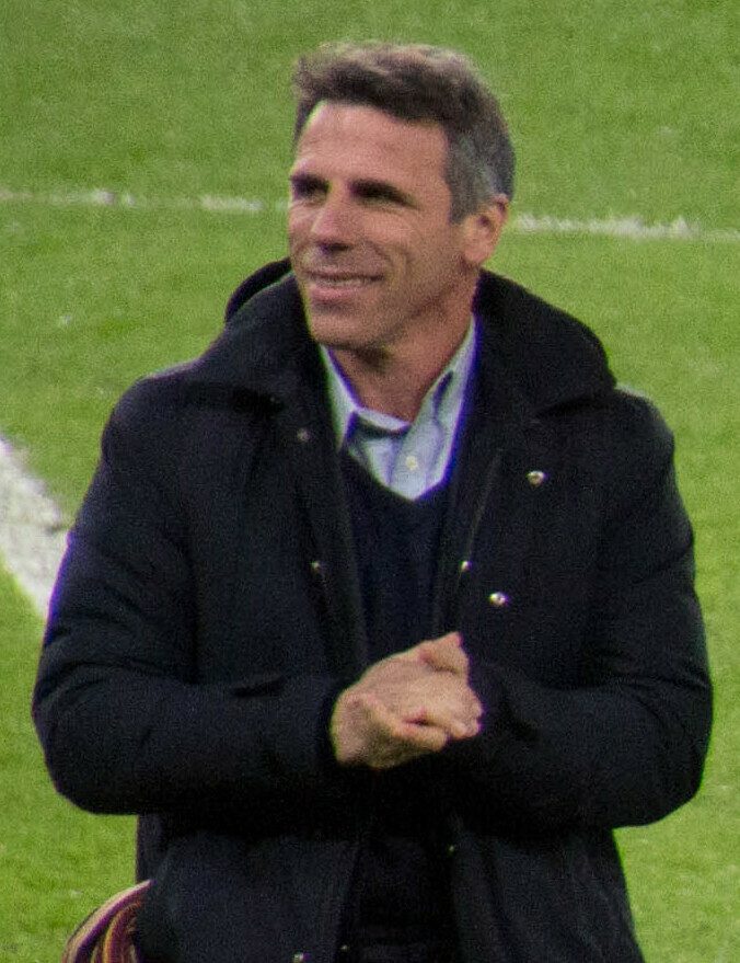 Gianfranco Zola sorridente a bordo campo a Stamford Bridge nel 2018