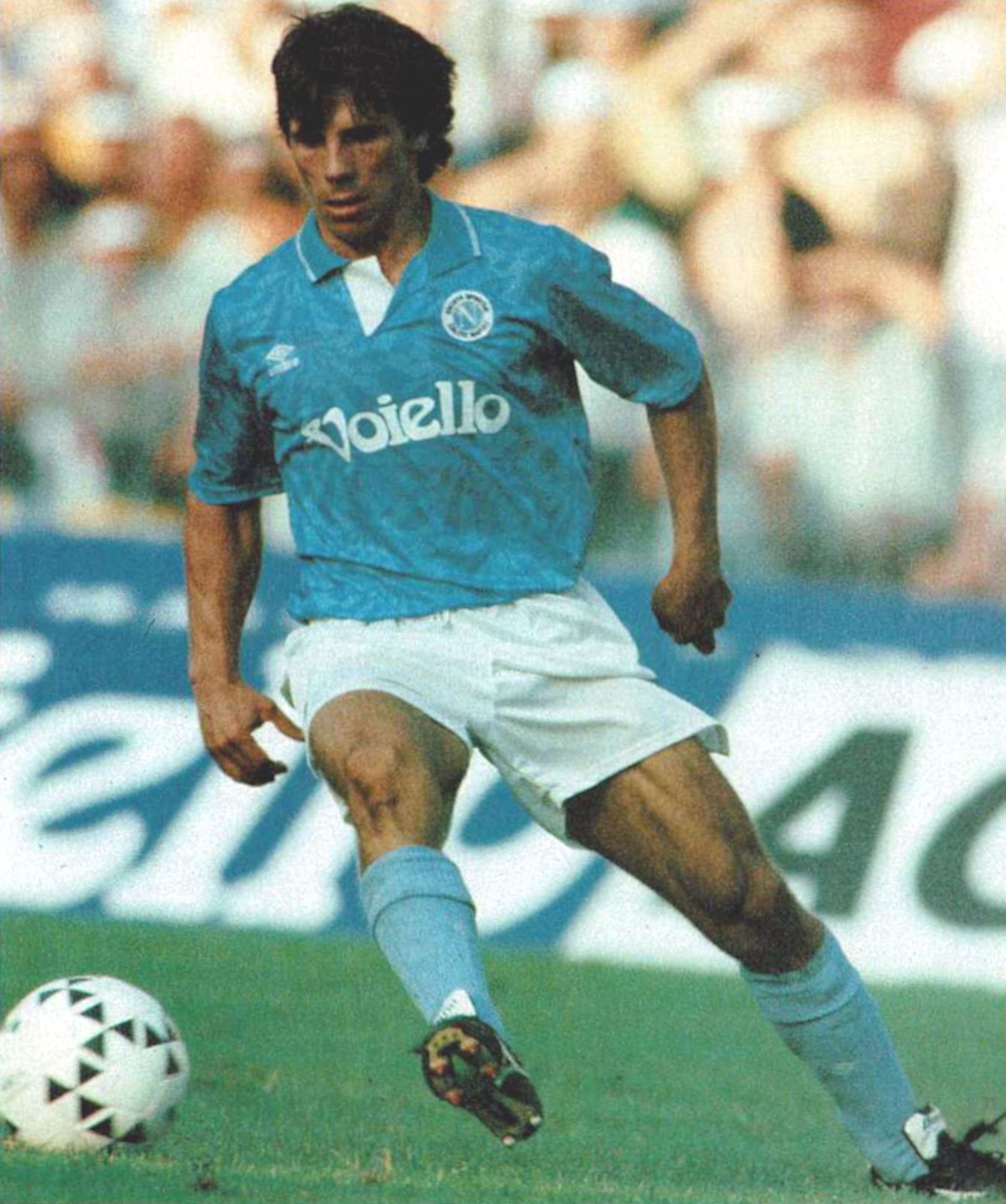 Gianfranco Zola in azione con la maglia azzurra del Napoli
