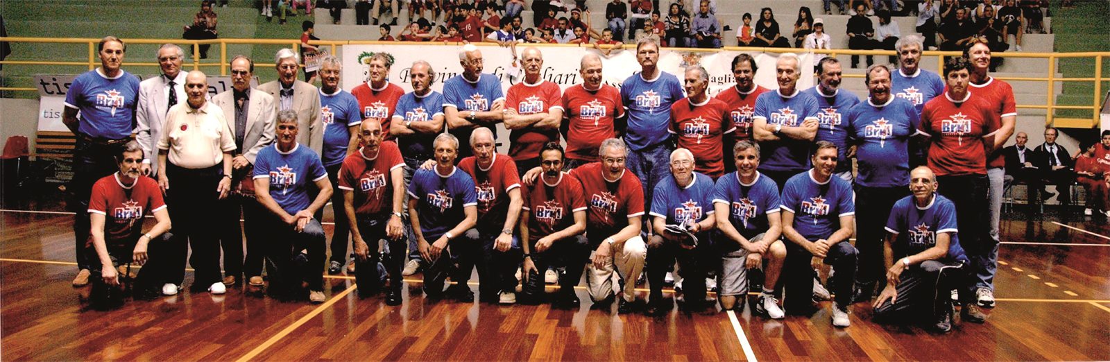 Foto di gruppo dei reduci del Brill con le magliette celebrative