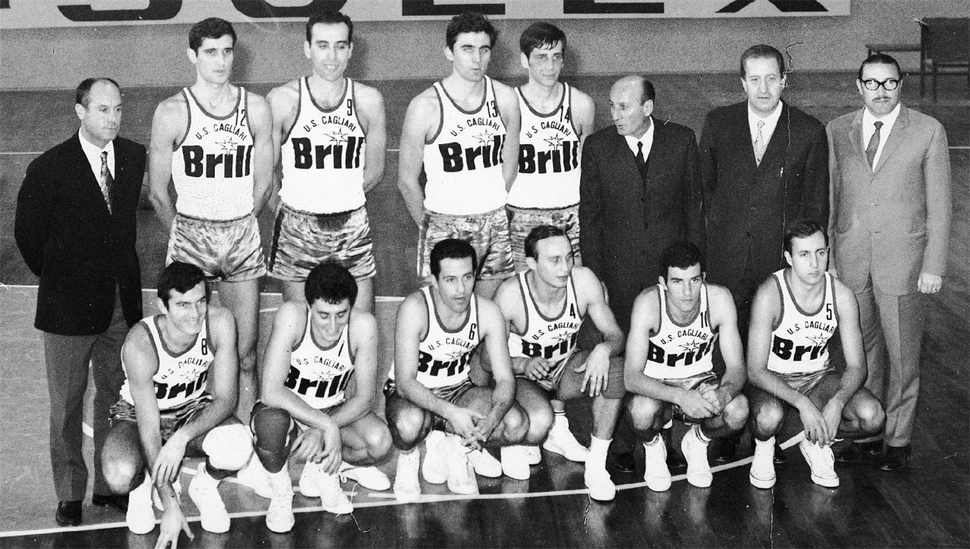 Formazione dell'U.S. Cagliari Brill con i dirigenti in giacca e cravatta