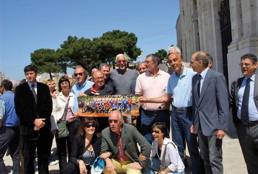Foto di gruppo all'aperto con un pannello fotografico del Brill