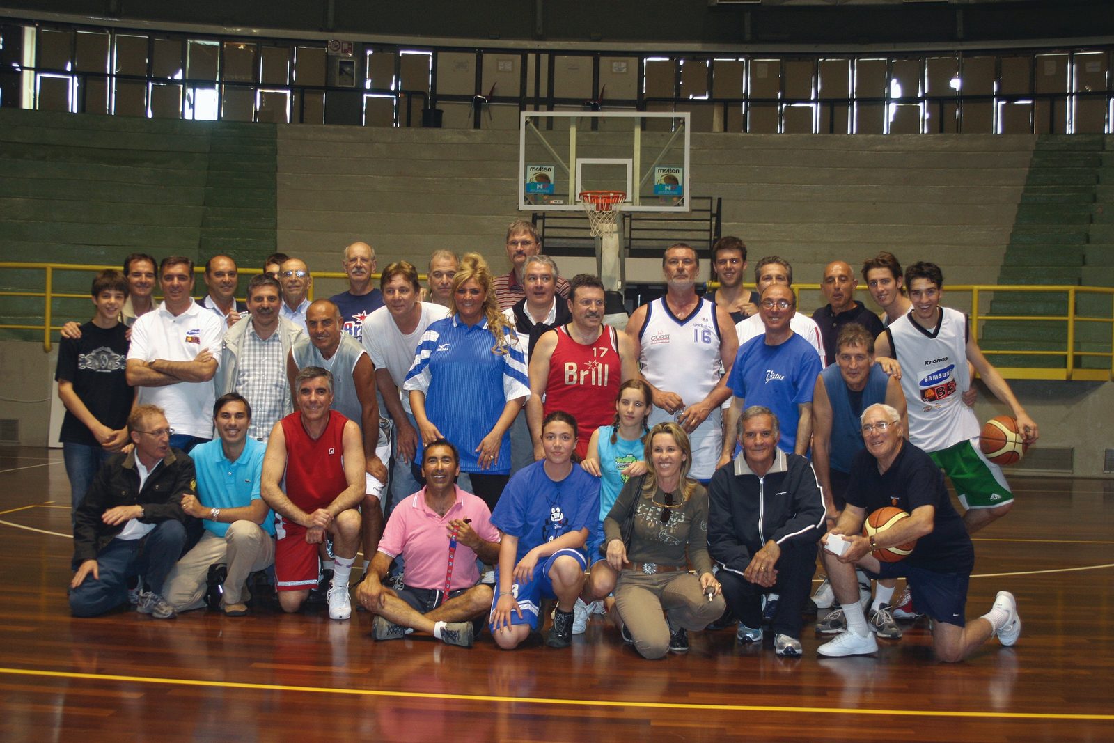 Foto di gruppo con ex giocatori del Brill e giovani cestisti sul parquet