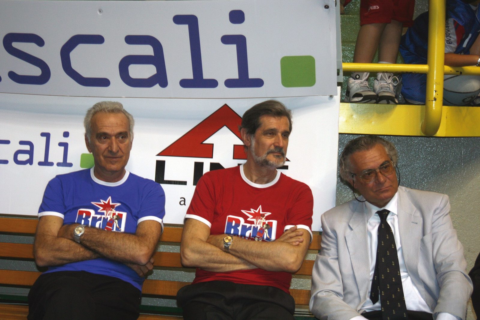 Tre protagonisti del Brill in panchina con le magliette celebrative