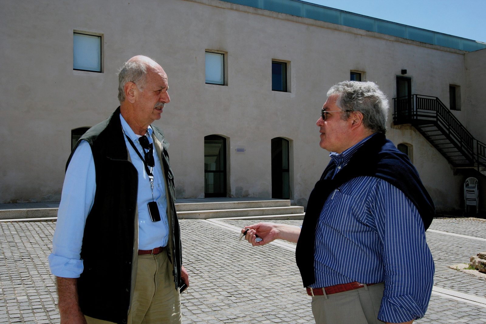 Due ex protagonisti del Brill a colloquio in un cortile