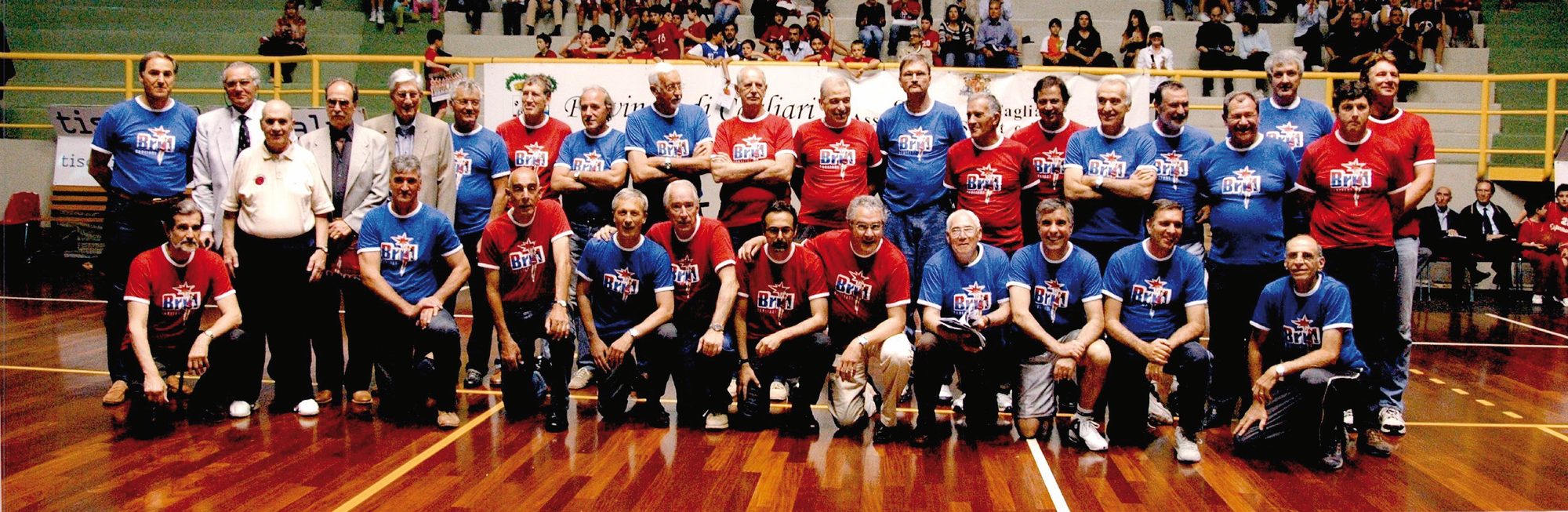 Foto di gruppo dei protagonisti del Brill sul parquet del Palazzetto dello Sport di Cagliari, 2007