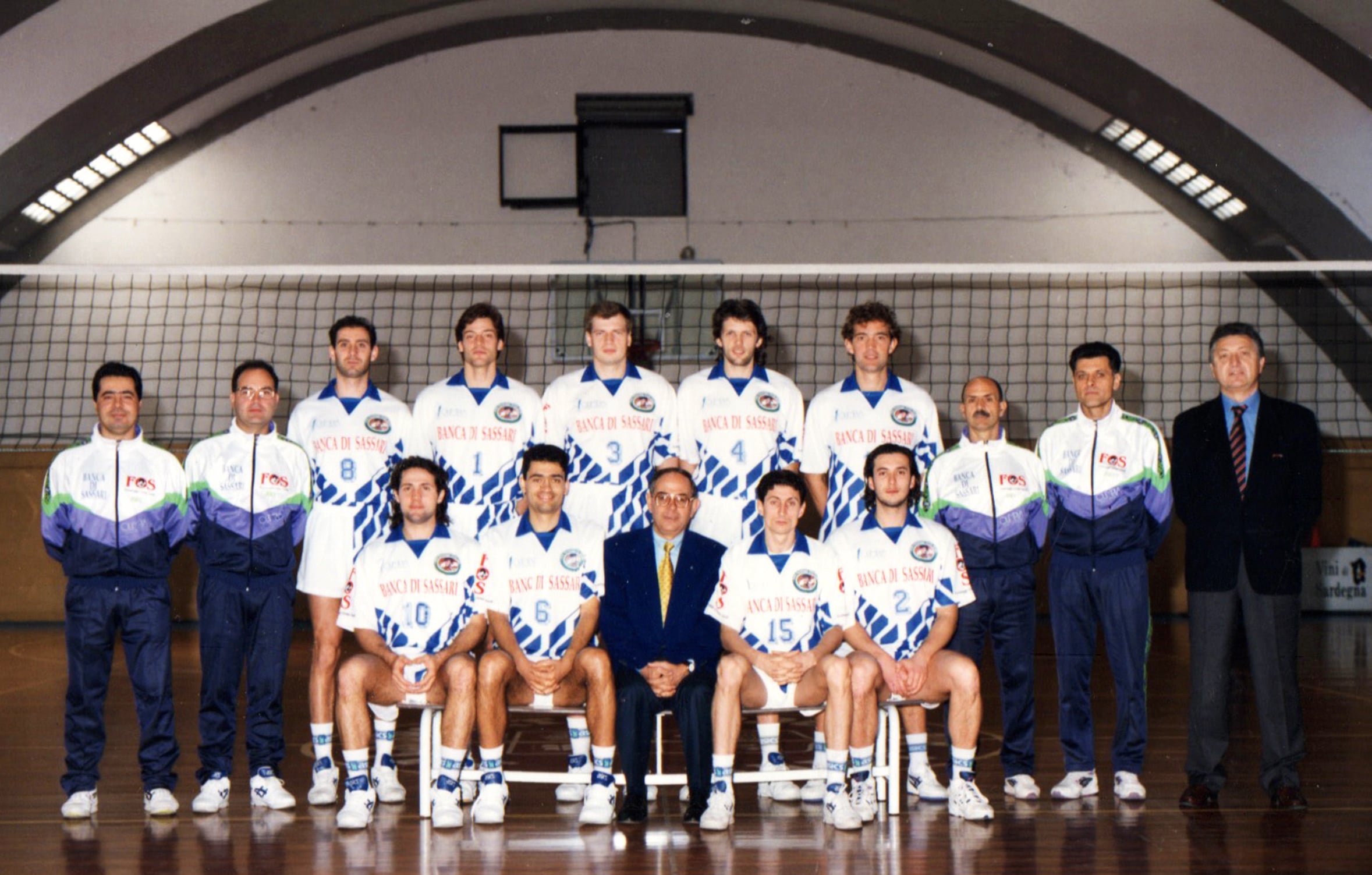 Foto ufficiale della squadra dell'Olimpia Sant'Antioco con giocatori, staff e dirigenti