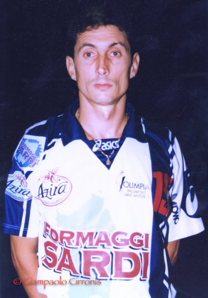 Ritratto di Giuseppe Lai con la maglia Formaggi Sardi dell'Olimpia Pallavolo Sant'Antioco