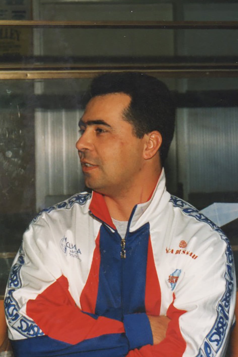 Ritratto di Nino Locci in tuta dell'Olimpia Sant'Antioco